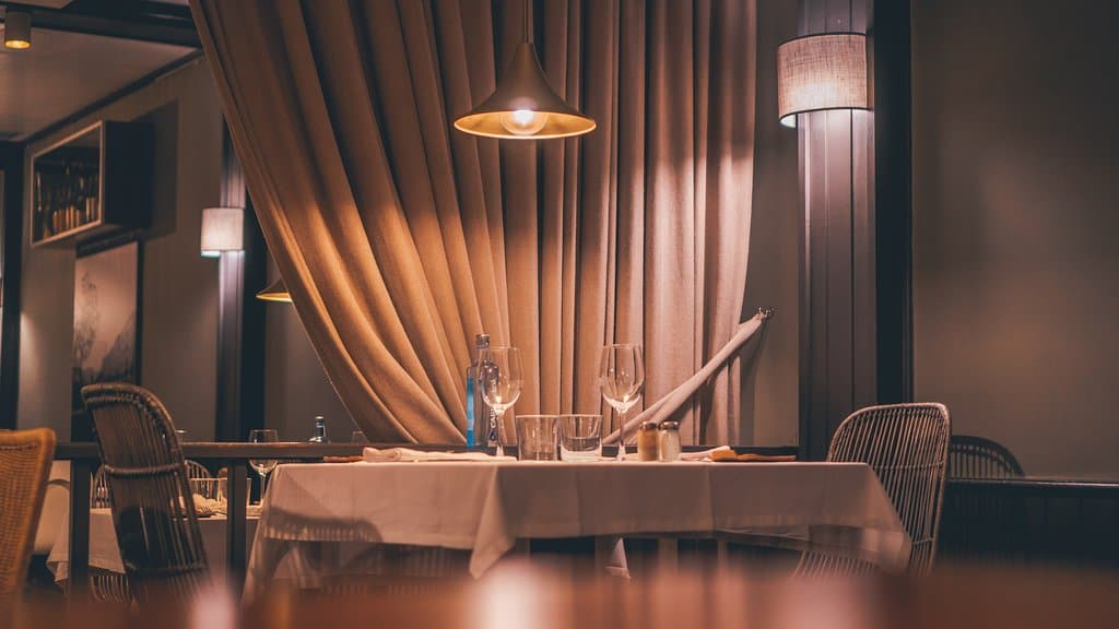 ¿Una mesita para dos? Pasen por favor