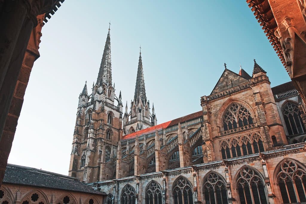 Les tours jumelles de la cathédrale de Bayonne