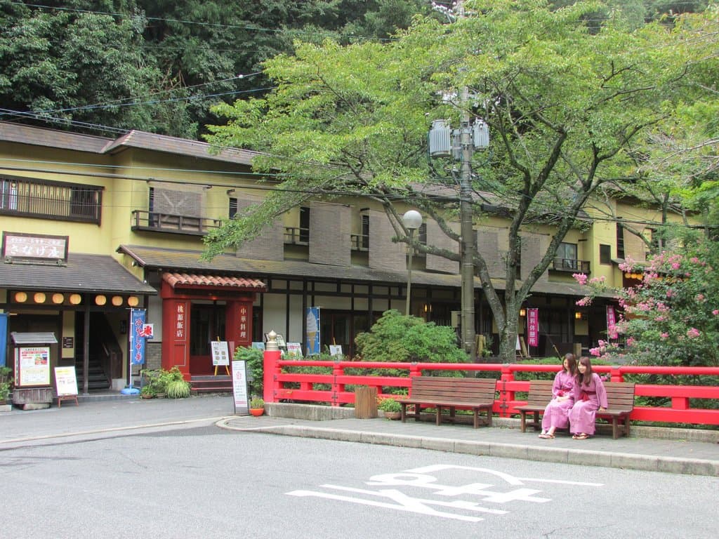 カラオケ　さなげ座前