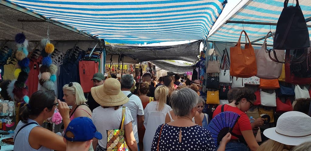 la partie "couverte" du marché