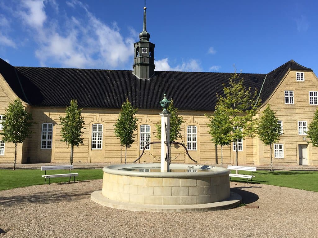 Brønden foran kirken