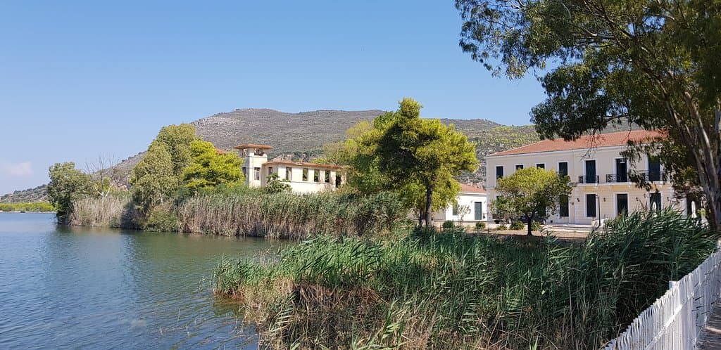 Οι εγκαταστάσεις διαμονής όσων χρησιμοποιούν τα λουτρά .