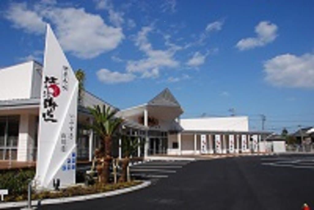 道の駅山川港活お海道：2009年4月10日オープン、2011年8月25日道の駅登録（鹿児島第19号）館内には、指宿名店テナント・鮮魚店・豊富な品揃えの物産館・レストラン・軽食コナーがあります。