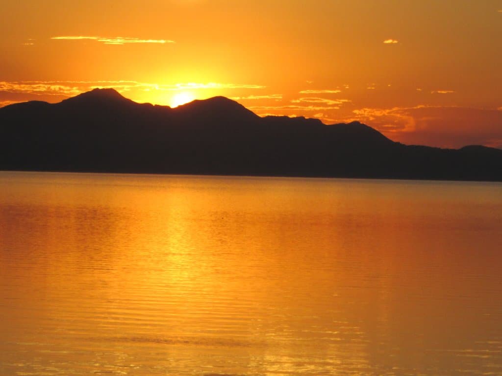 湖面には言える夕陽です