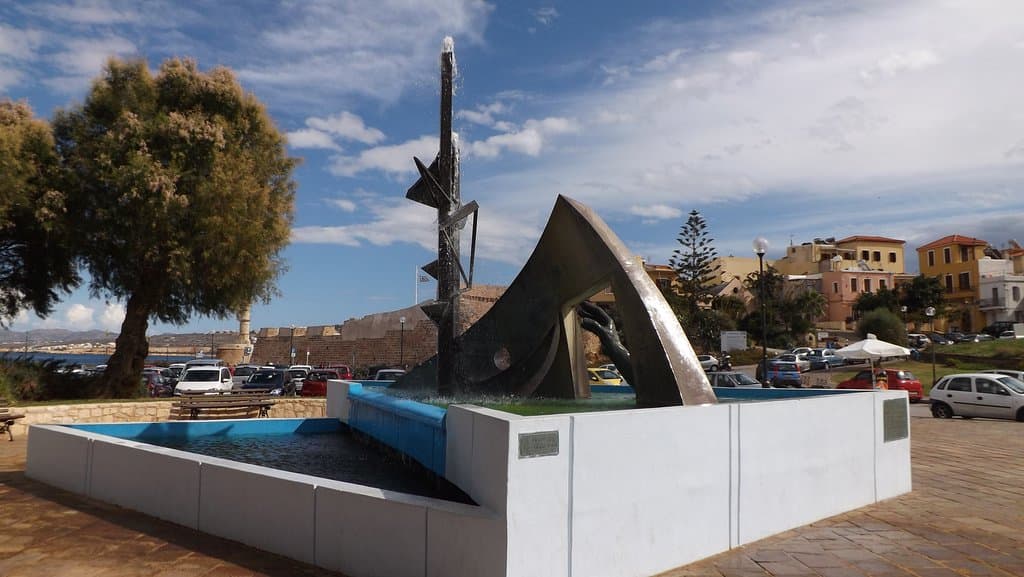 la fontana davanti ai parcheggi