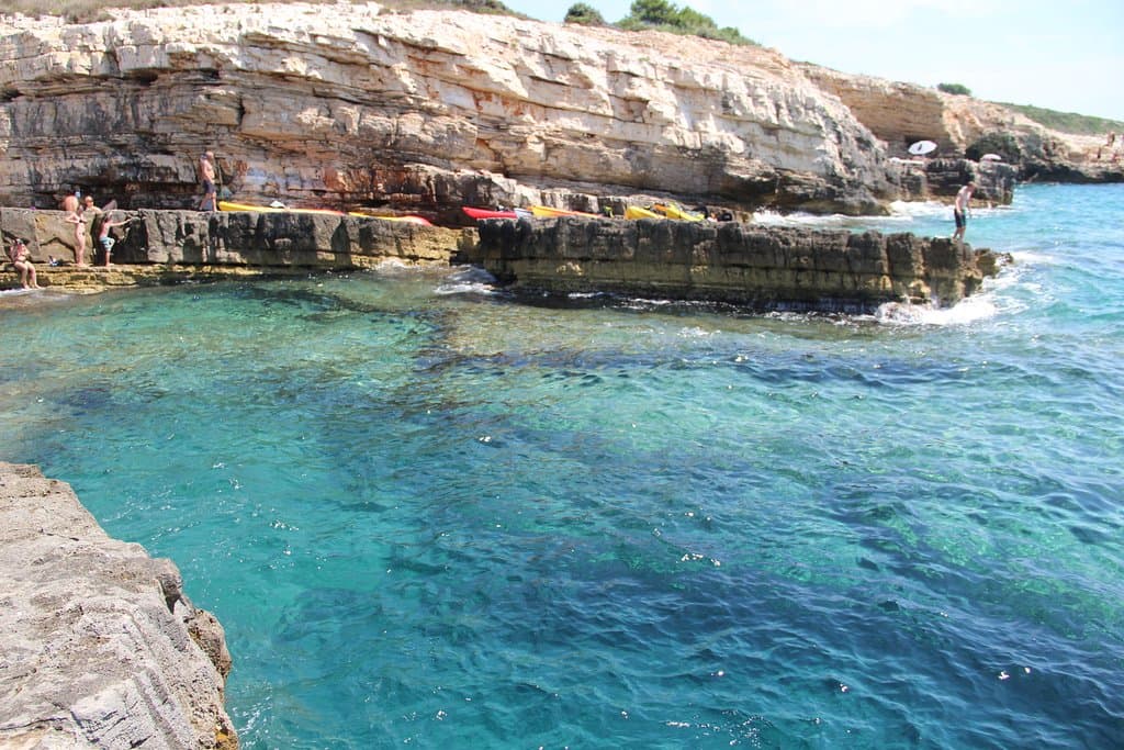 Бухты с бирюзовой водой...