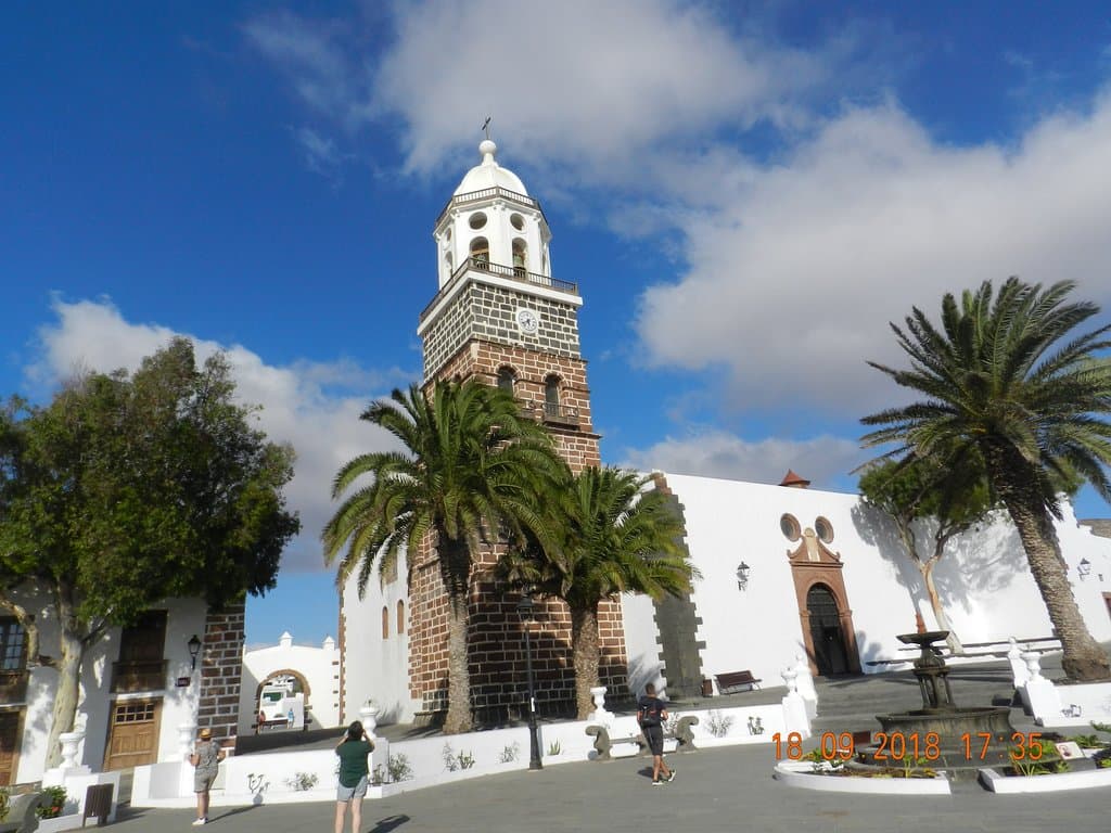 La chiesa con il campanile moresco
