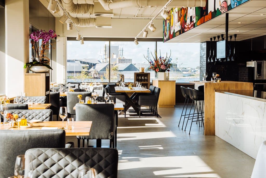 Lars Amsterdam bevindt zich op de eerste verdieping van het Moxy Hotel.