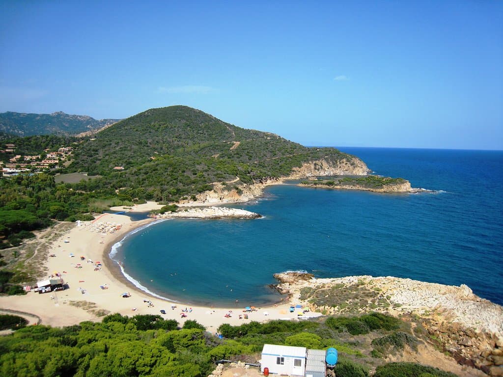 la vista dalla torre sulla baia di Su Portu e l'isola di Su Cardolinu