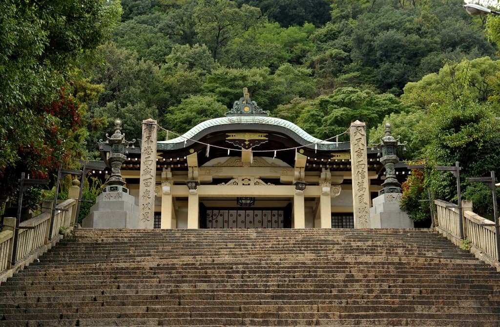 小高い山の中腹にある
