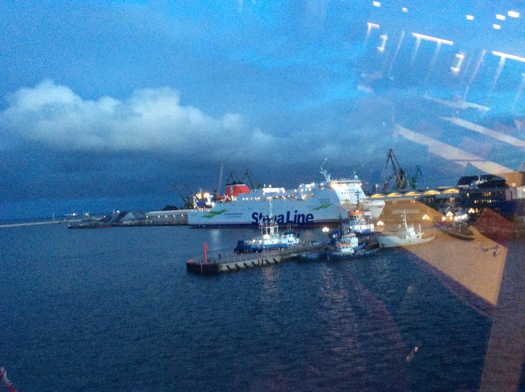 Hamnen är otroligt stor, här en av Stena Lines färjor i hamn.