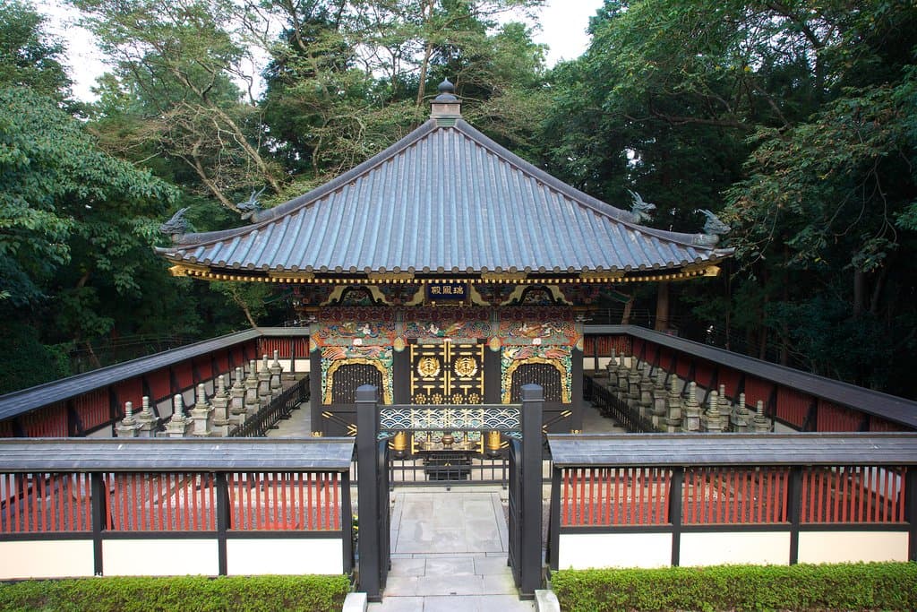 瑞鳳殿の全景』　両脇に見えるのは伊達政宗公に殉死した家臣の供養塔　『宝篋印塔』