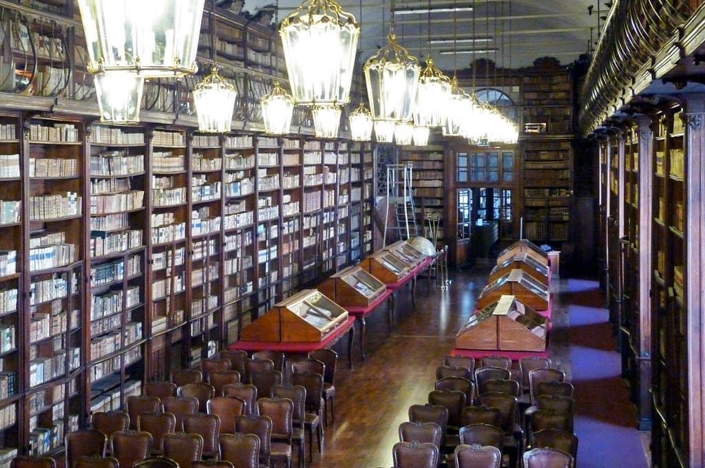 Salone teresiano della Biblioteca Universitaria di Pavia vista dalla scala a chiocciola