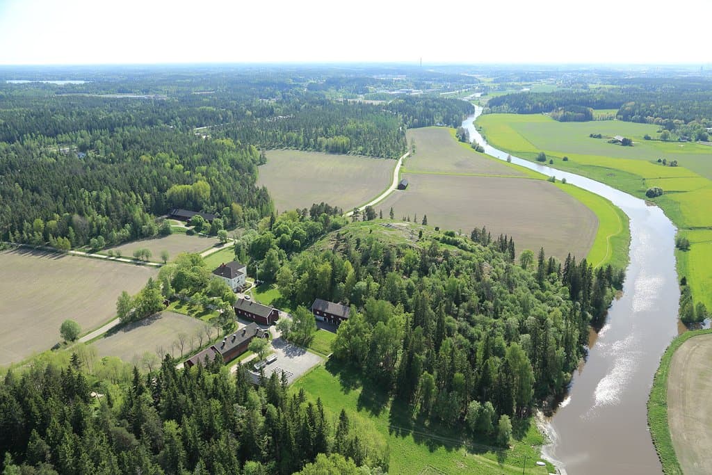 Vanhalinna sijaitsee kauniissa Aurajokilaakson kansallimaisemassa vain 10 min. Turusta.  