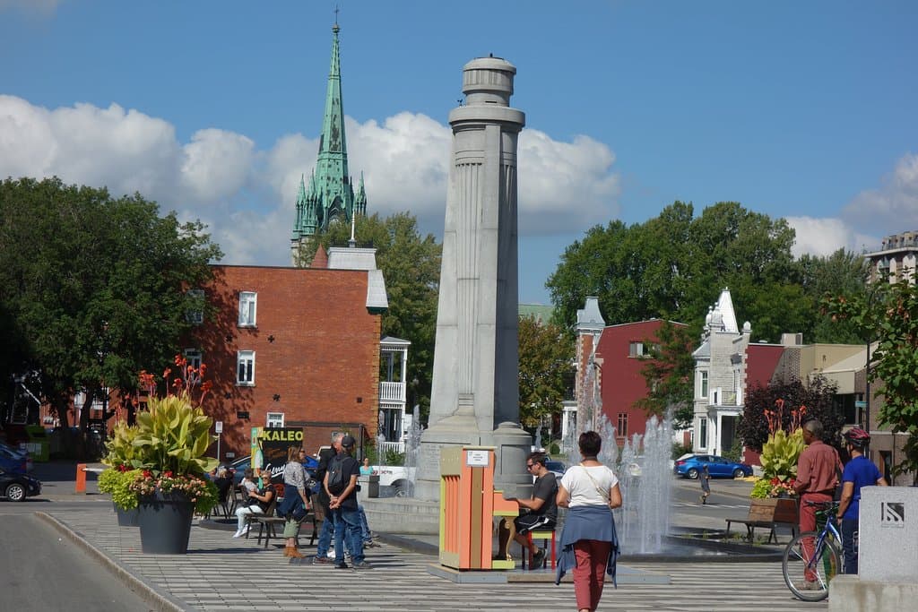 Obelisk "Flambeau" untermalt mit Klaviermusik