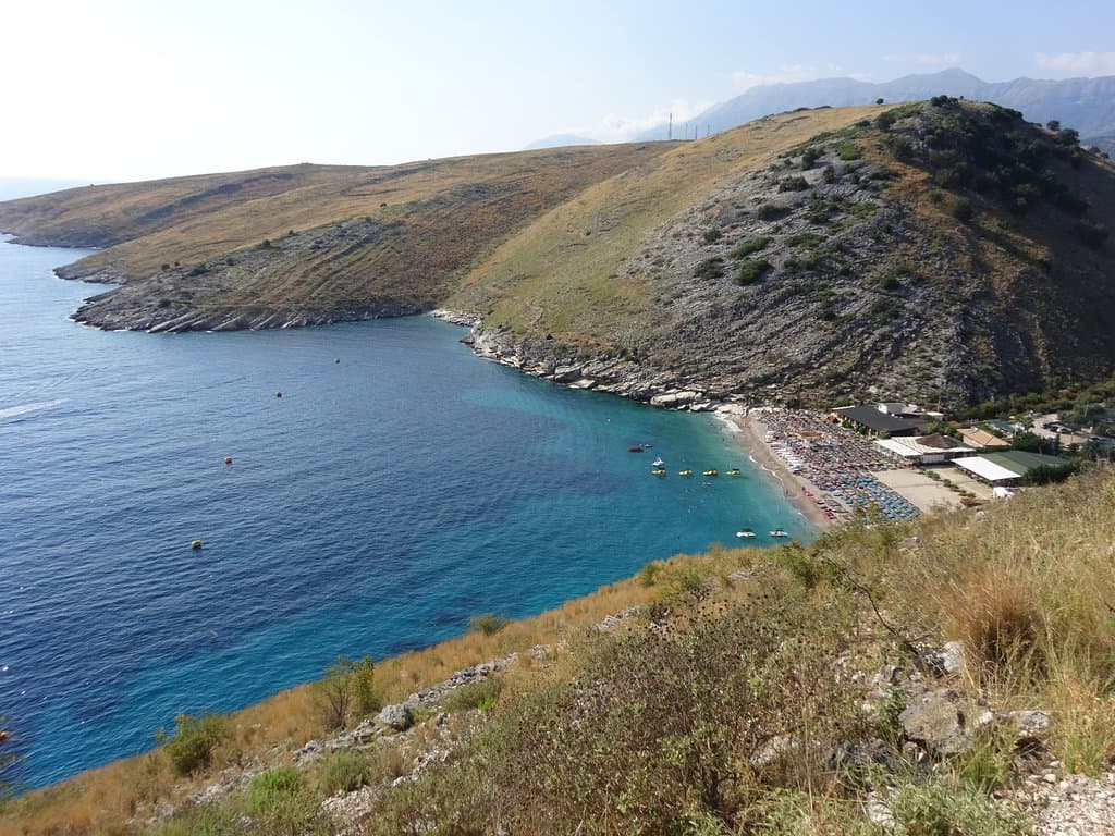 Vue de la crique depuis la route de porto palermo