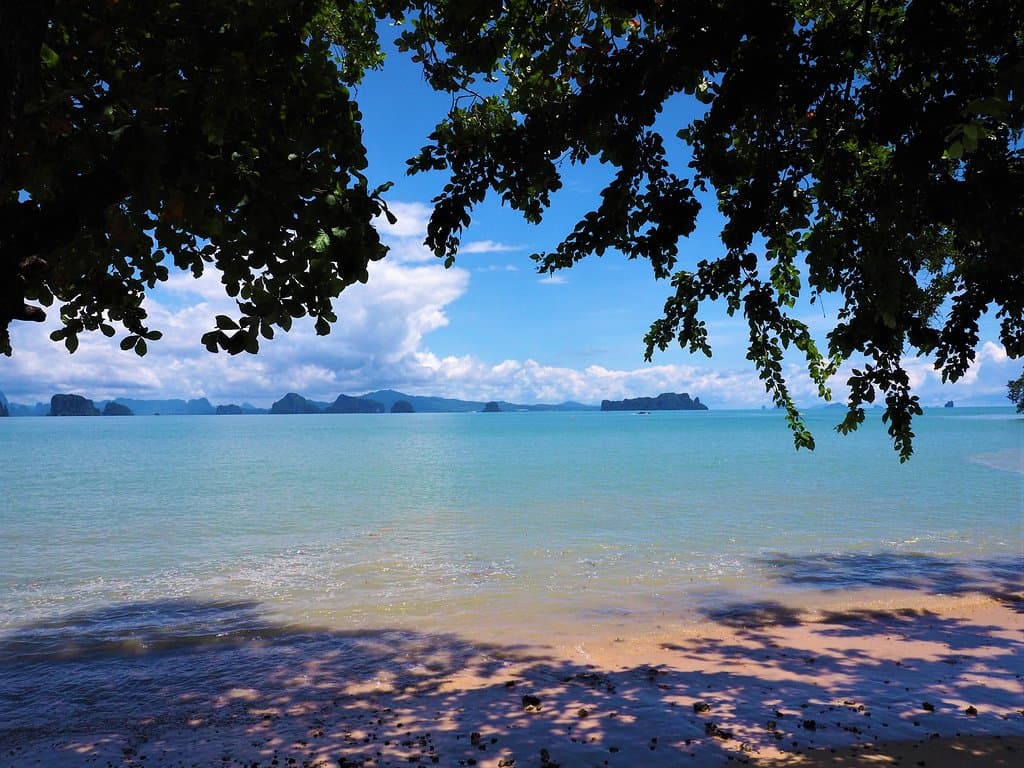 หาดคลองจาก (หาดน้ำตก) ในช่วงน้ำขึ้น
