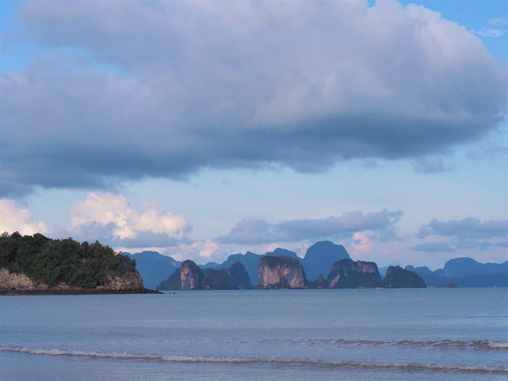 วิวที่เห็นไกลๆจากหาดป่าทราย