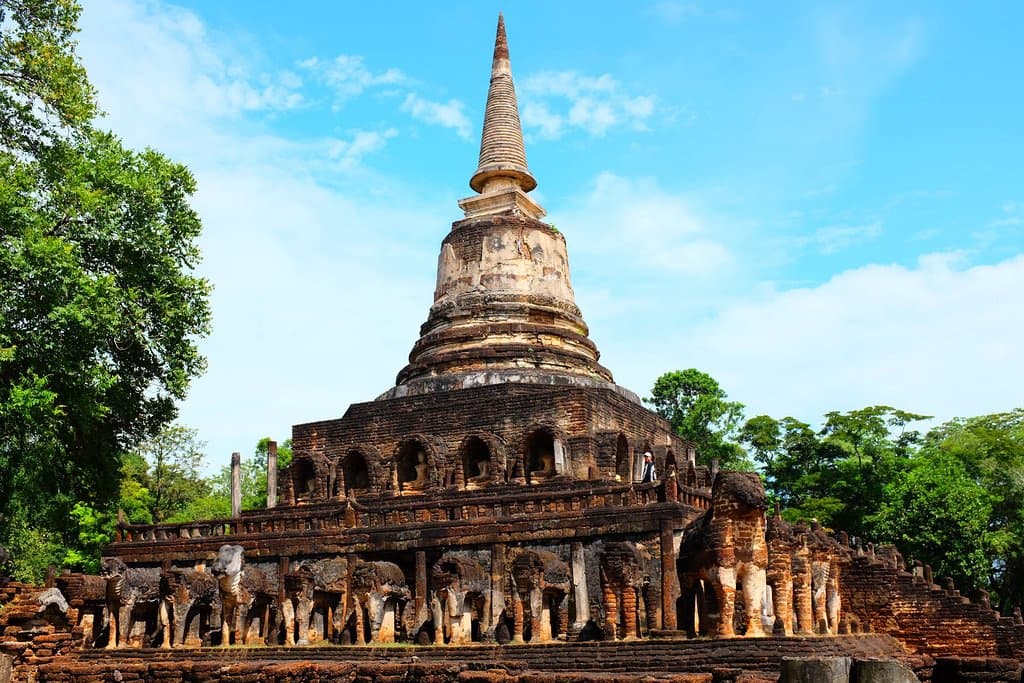 Wat Chang Lom วัดช้างล้อม 17.431536 N, 99.785687 E (17°25'53.5"N 99°47'08.5"E)