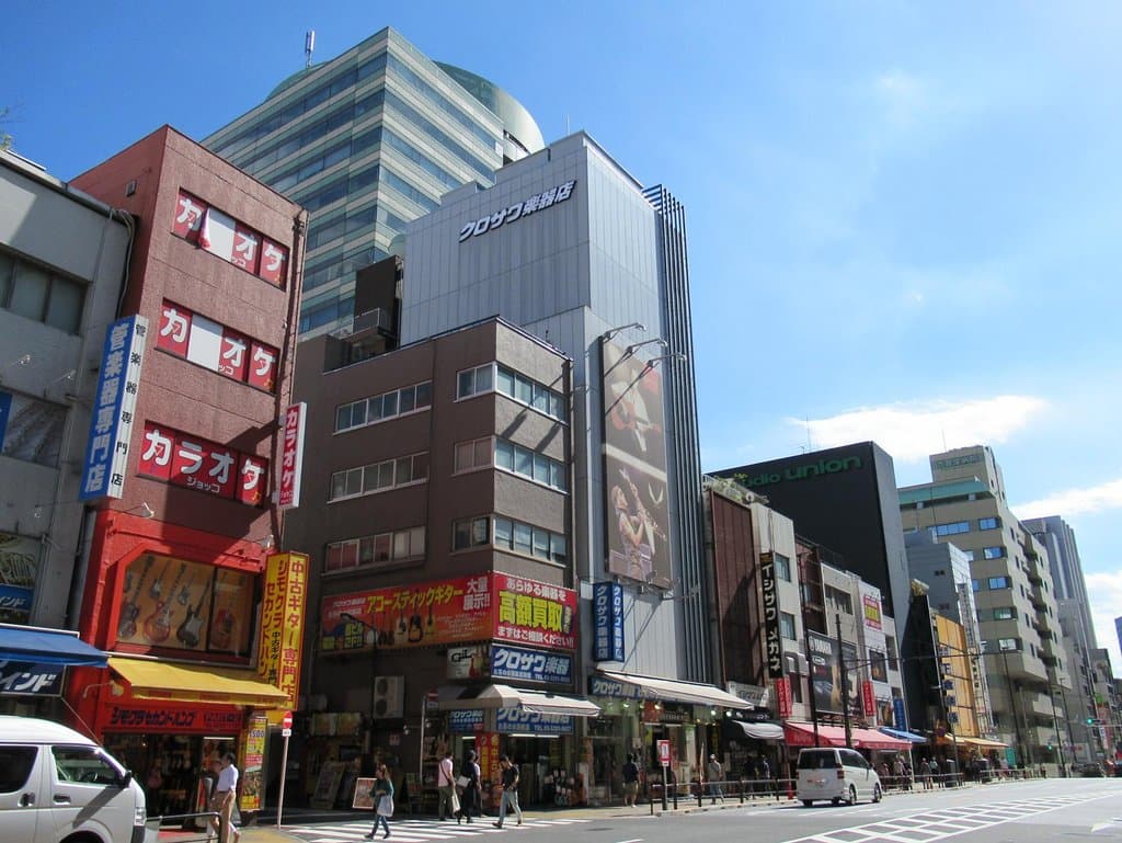 楽器店などが並ぶ街