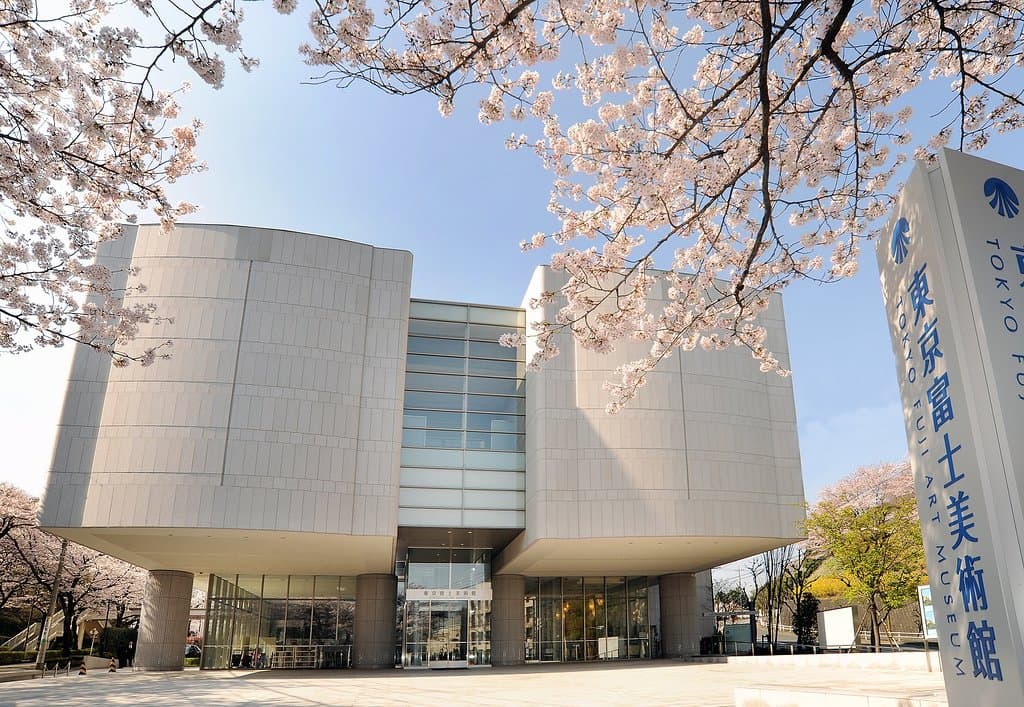 美術館正面エントランス　4月ごろ