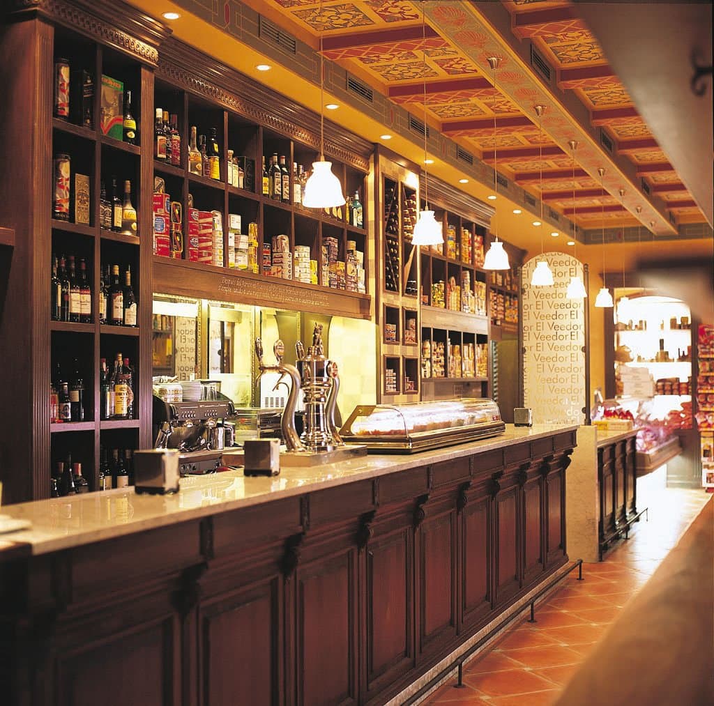 Panorámica desde la zona Bar. Al fondo, el Ultramarinos, donde podrá llevar a casa todos nuestros productos tales como vinos, conservas, chacinas y el mejor Ibérico de la ciudad.