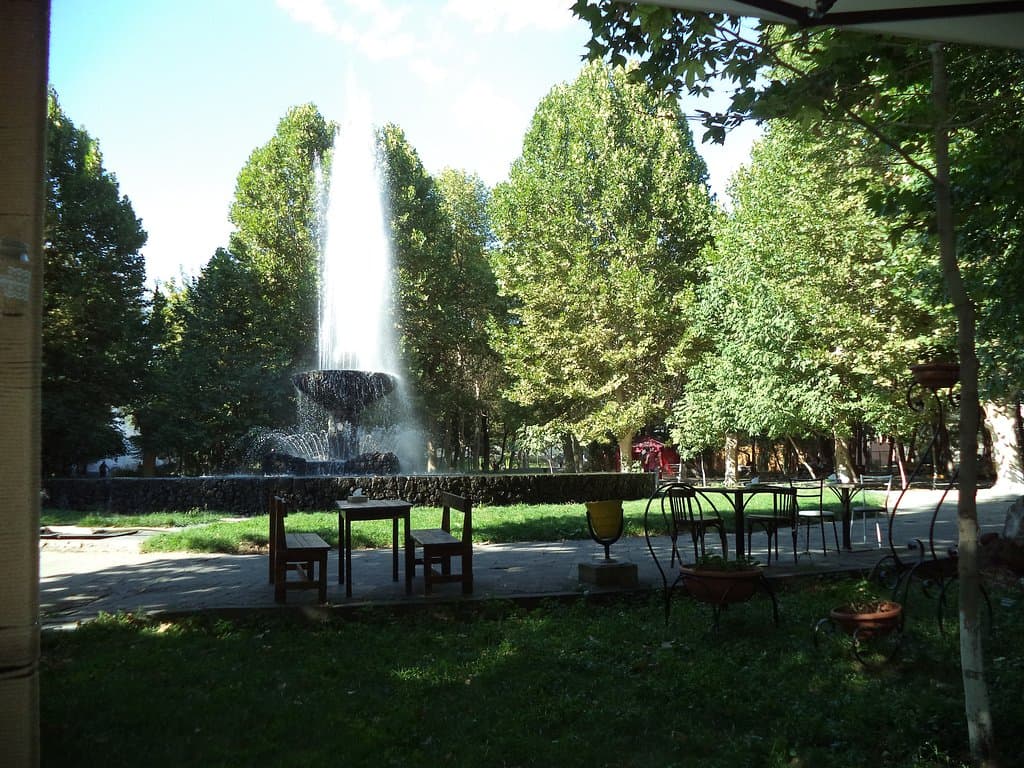 фонтан в парке.