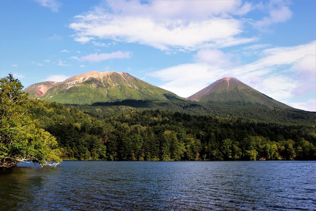 雌阿寒岳登山を終えてから再びオンネトー湖畔へ。お昼ごろには太陽が当たって山の姿が綺麗に観えます。