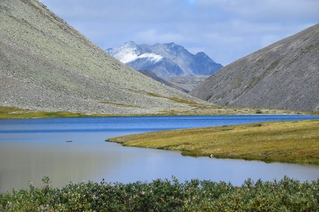 Озеро в долине за Тункинскими гольцами.
