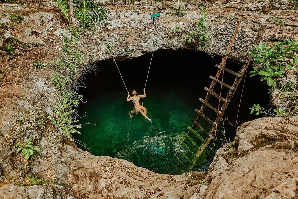 Os cenotes são cavidades alagadas, criados pelo impacto dos meteoros na terra e mais facilmente encontrados no México. Esse cenote muito interessante tem o nome de Calavera, pois visto de cima a sua formação rochosa lembra uma caveira.  Ele tem 4 metros de profundidade e é possível realizar mergulho com os guias locais. Cerca de 100 pesos mexicanos para visitar.