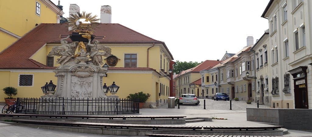  Het standbeeld "Frigyláda-szobor" , met een kijkje in een van de aanpalende straten met een prachtige gevelijn.