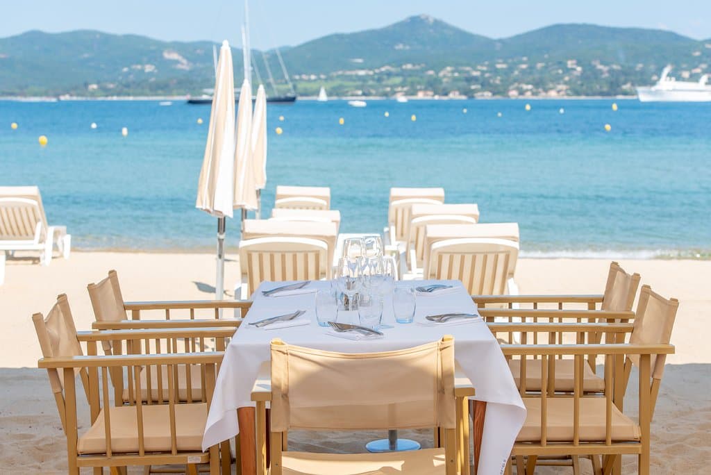 La Bouillabaisse Plage vous accueille tous les jours, toute l'année pour un déjeuner ou un diner les pieds dans le sable! 
