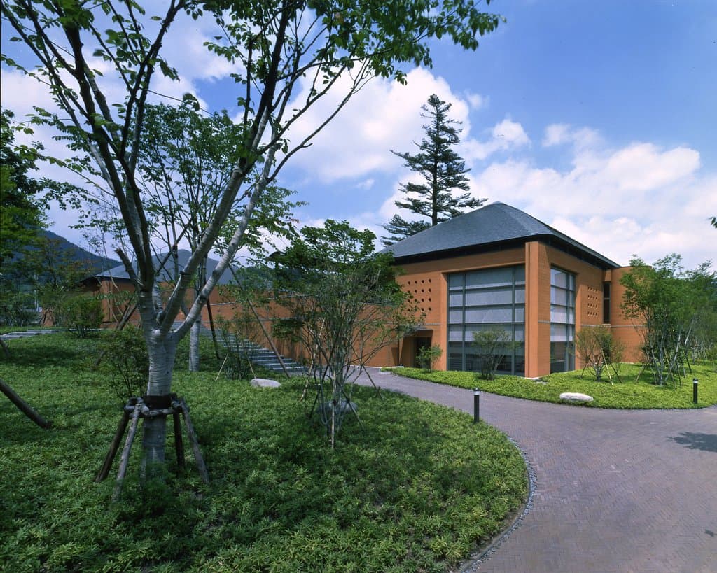 当館は国立公園内に位置する数少ない美術館です。建物が自然と調和するよう、様々な工夫が凝らされています。