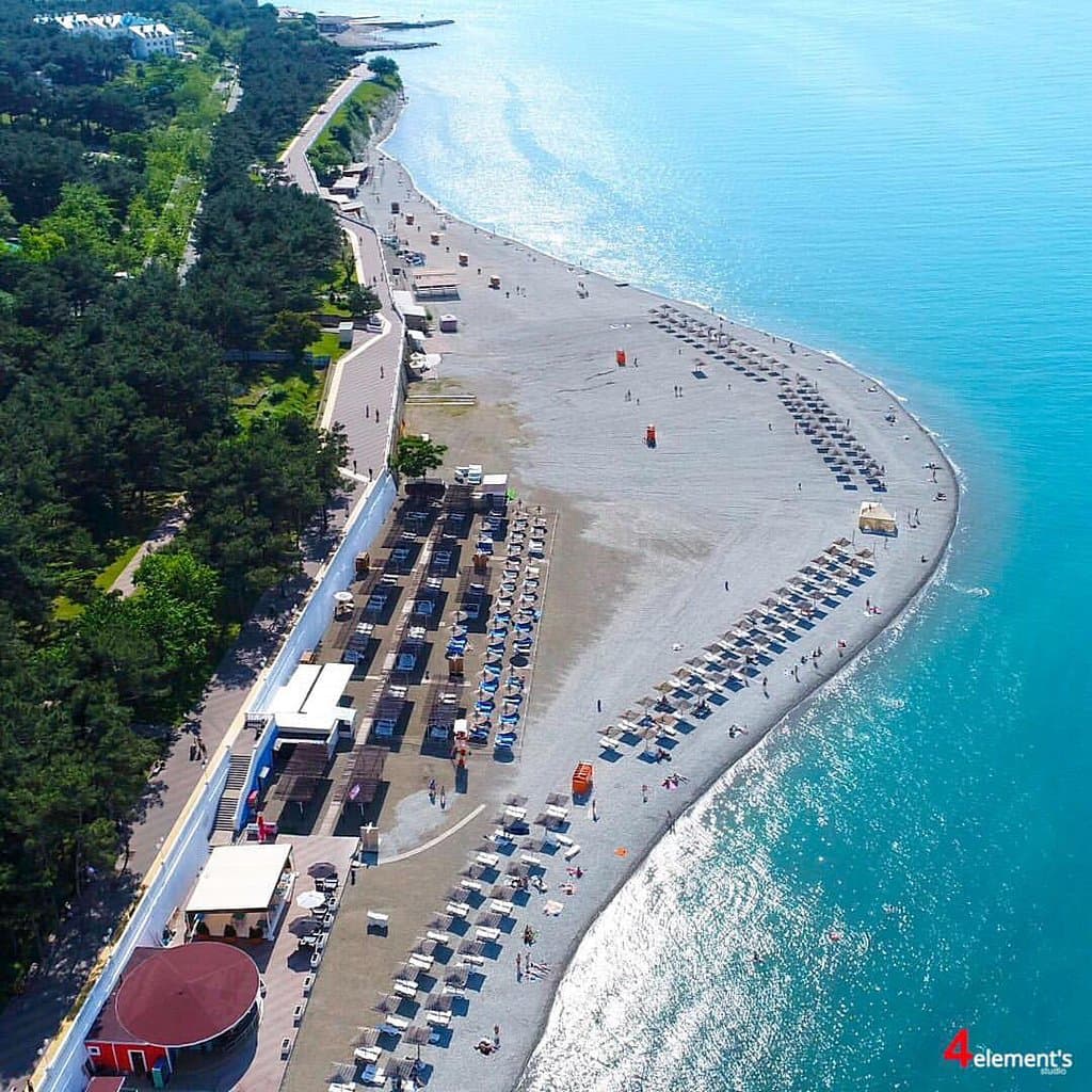 Пляж Сады морей в Геленджике вид сверху