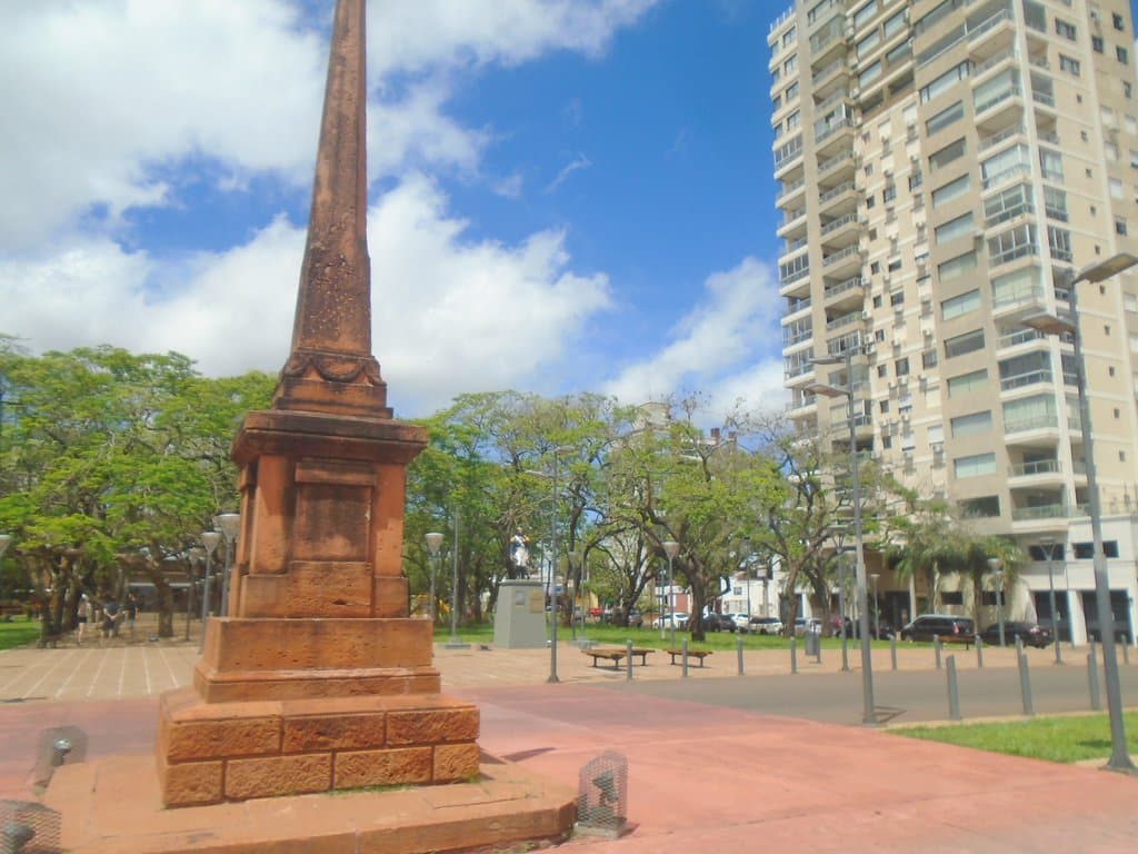 MONOLITO DE ASPERÓN ROJO