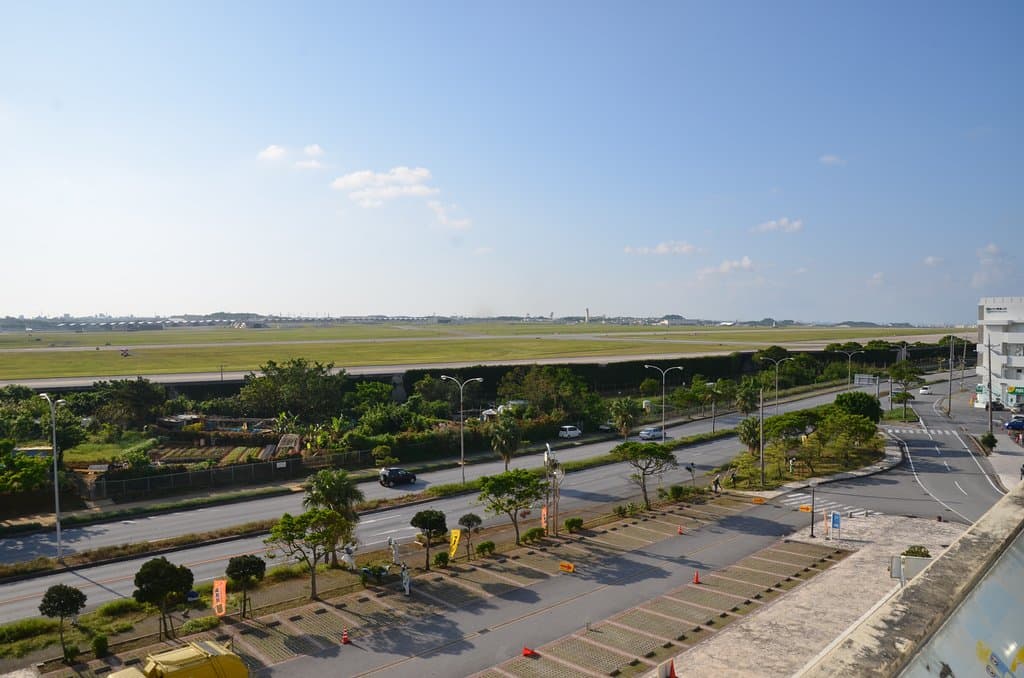 屋上から広大な基地が一望できる