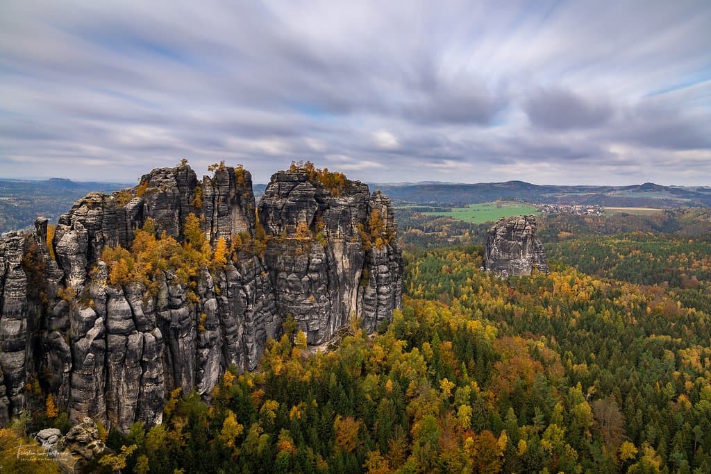 Während meiner Herbst-Tour in der Sächsischen Schweiz wollte das Wetter teilweise immer mal nicht so ganz mitspielen. Bei dieser Aufnahme der Schrammsteine habe ich den vorüberziehenden Wolken mit einer Langzeitbelichtung etwas Dynamik verliehen. Der Blick von dort oben ist gigantisch!
