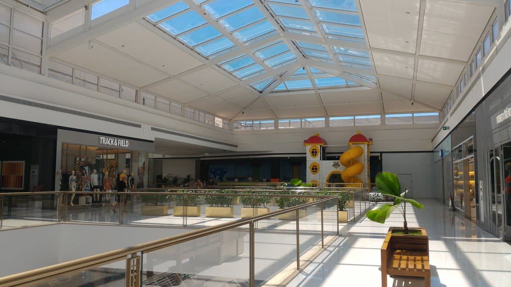 Um bom espaço pra diversão das crianças (ao fundo)