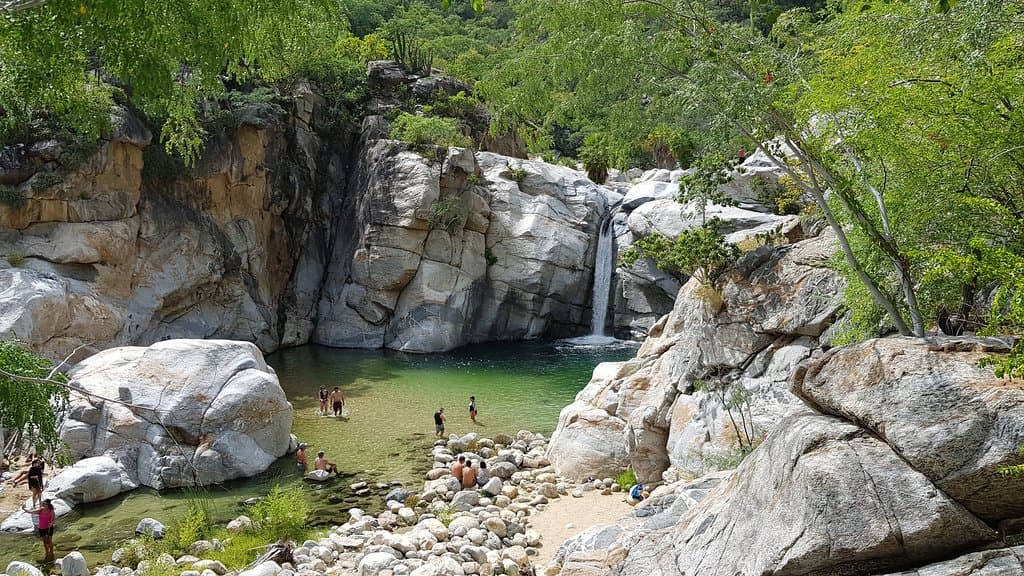 La cascada vista desde la bajada.