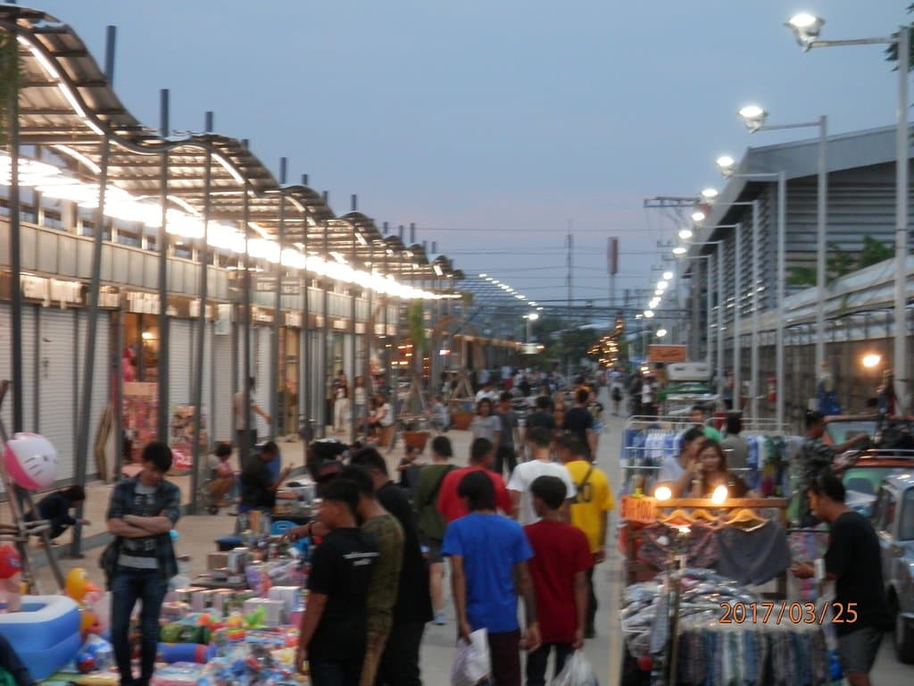 常設の店舗も有りここは、雨の日もOK