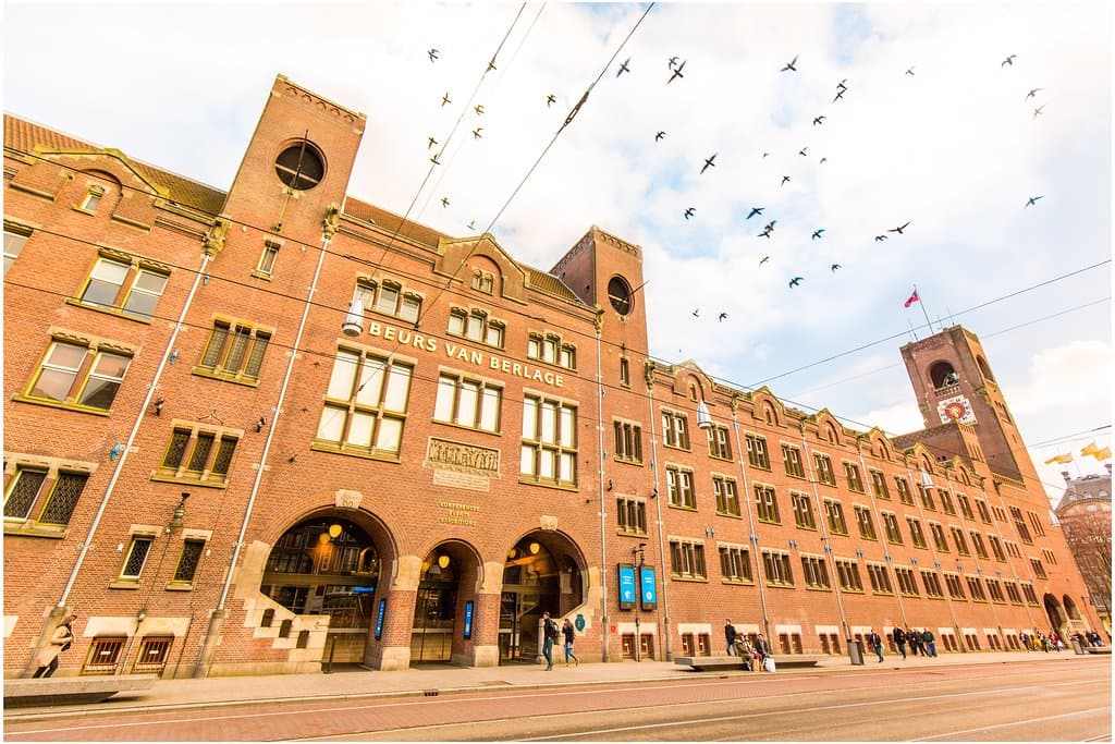 Beurs van Berlage aan het Damrak in Amsterdam, op loopafstand van het Centraal Station.