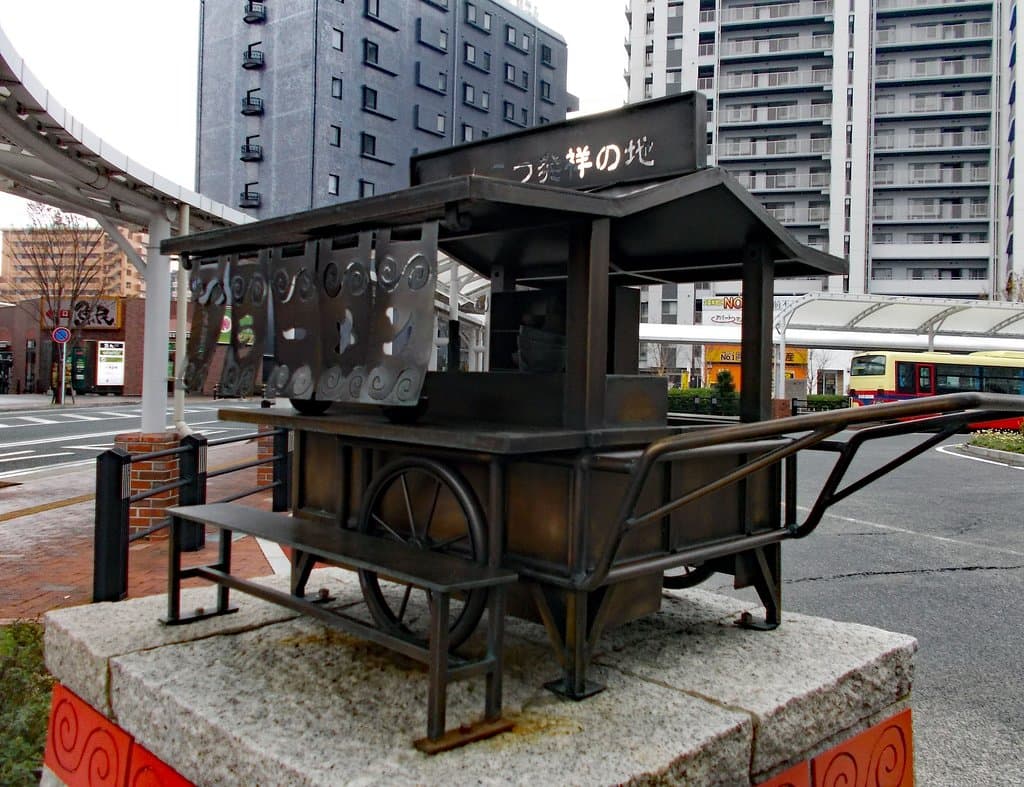 とんこつラーメン発祥地をアピールするミニチュア屋台