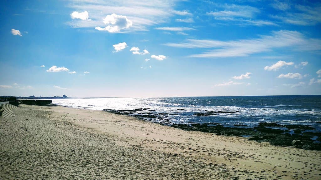 Praia Da Granja, Vila Nova de Gaia, Porto, Portugal Vendo-se a capela do Senhor da Pedra ao fundo