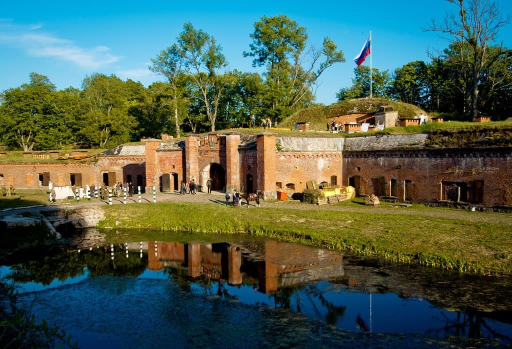 Центральный вход и отражение во рву - визитная карточка форта №11 «Дёнхофф».