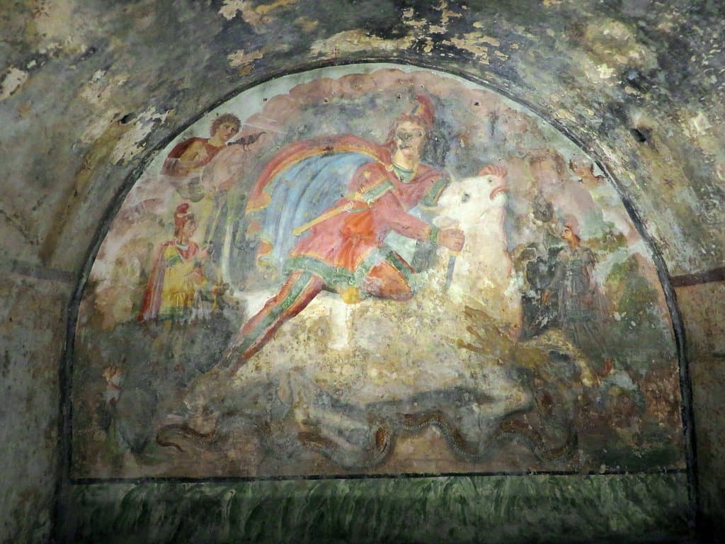 l'affresco centrale che rappresenta il dio Mitra