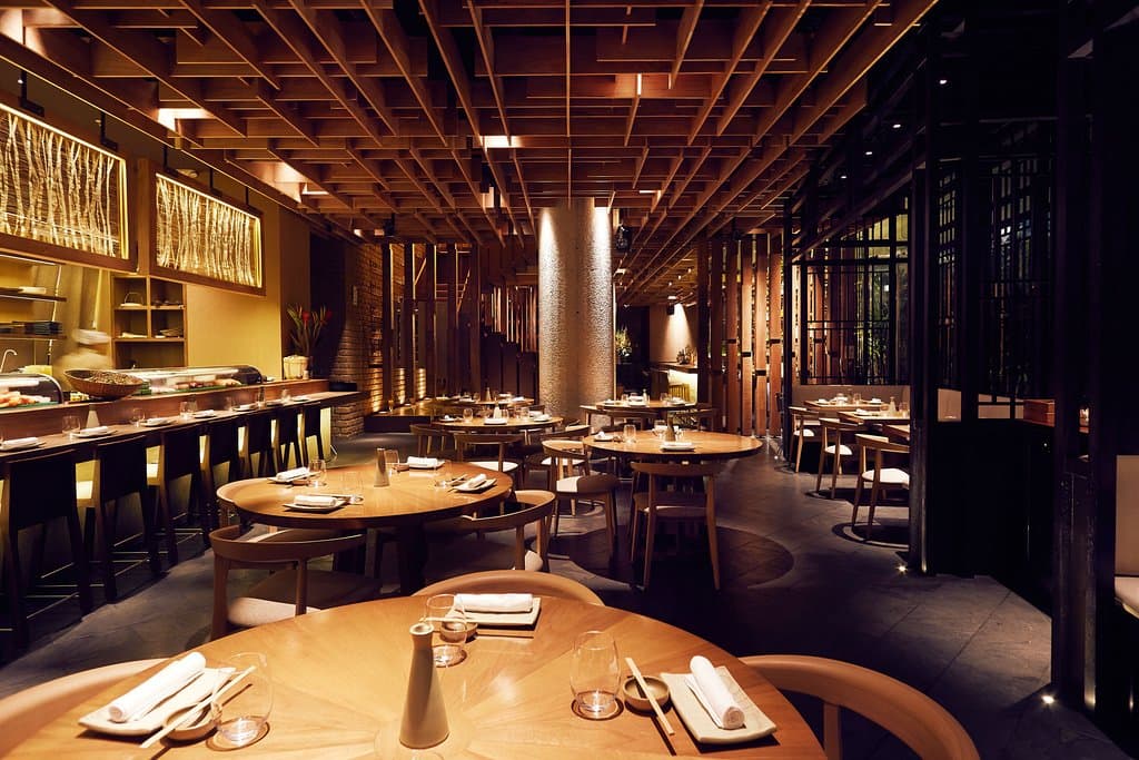 Iluminación cálida, influencia oriental con toque peruanos. Osaka es un lugar en donde se encuentran dos culturas no solo por su cocina.