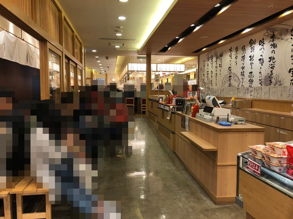 入口から店舗内観