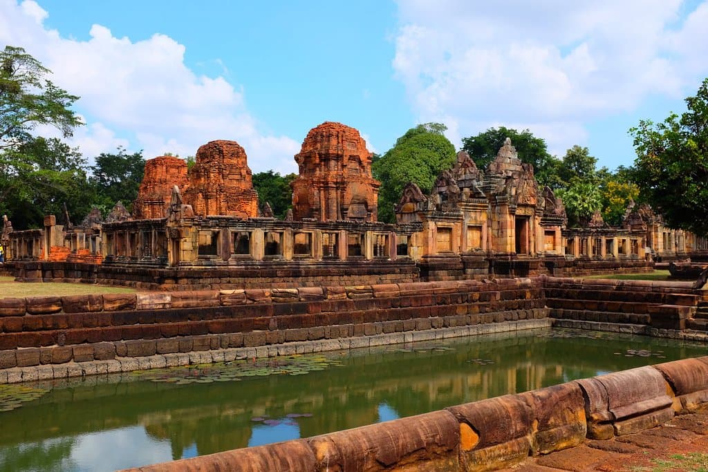 Prasat Muang Tam (Thai: ปราสาทเมืองต่ำ ปราสาทหินเมืองต่ำ), GPS: 14.498124 N, 102.983417 E (14°29'53.3"N 102°59'00.3"E), on Route 3054, ปราสาทหินเมืองต่ำ Tambon Chorakhe Mak.