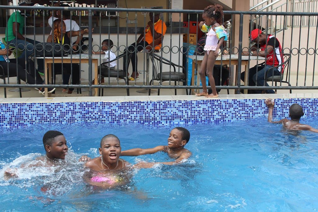 journée ensoleillée de l'Afrique en minuature, alors on fait piscine party pour en profiter au max! dans nos camps de vacances à l'île aux saveurs d'Afrique