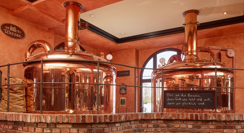 Gebraut wird im Watzke direkt im Restaurant. Setzt man sich zum Mittagstisch, kann man live dabei sein und den Geruch frischen Malzes genießen. Wohlbierkomm's!